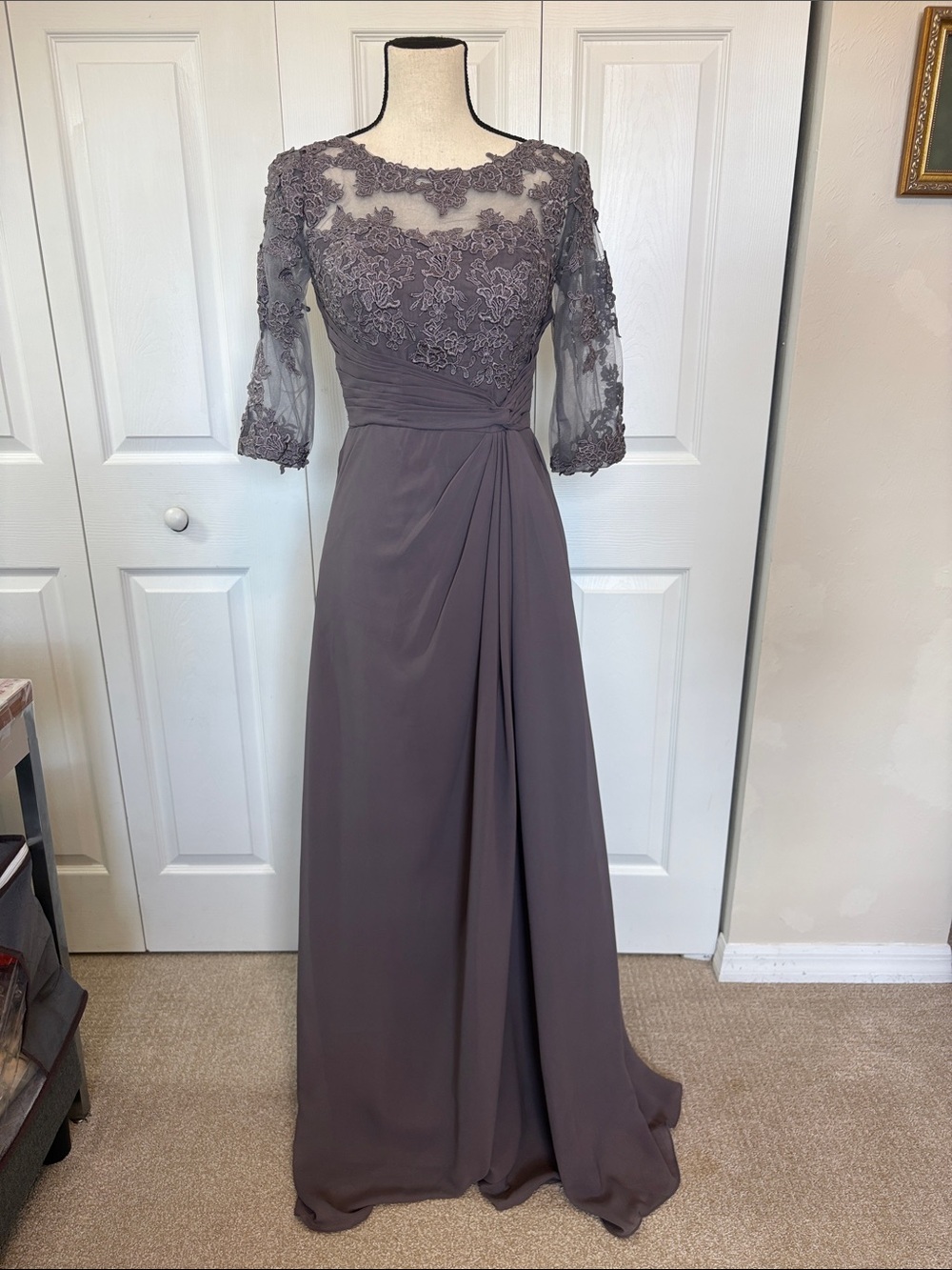 NWT Charcoal Gray Lace & Chiffon Formal Evening Gown - Size 4.